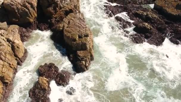 Rough Κύματα Συντρίβεται Βραχώδη Ακτογραμμή Όρμο Drone Άποψη Μια Γωνία — Αρχείο Βίντεο