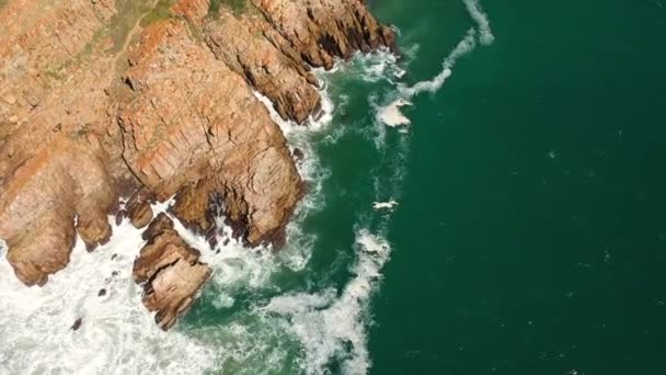 Teal Oceánu Vlny Lámající Pobřeží Rozeklanými Skalnatými Útesy Pohled Trubce — Stock video