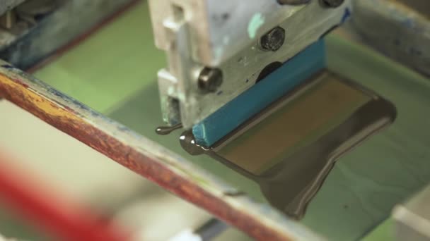 Screen Printing Roller Transfers Dark Grey Liquid Color Sample — Vídeo de Stock
