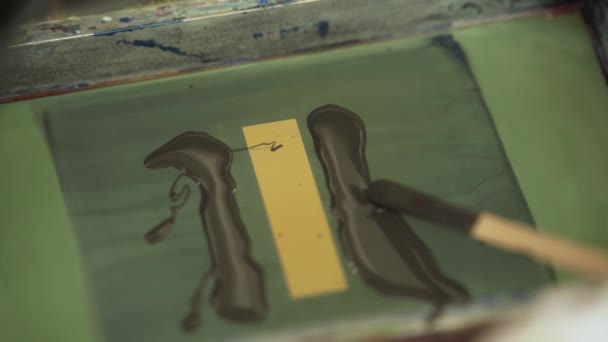Siebdruckfarbe Wird Sorgfältig Auf Die Siebdruckplatte Aufgetragen Einen Perfekten Druck — Stockvideo