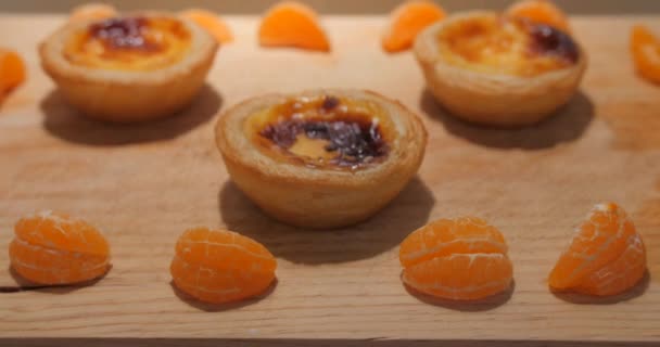 Flatlay Homemade Pastel Nata Pieces Peeled Mandarin Oranges Inglés Primer — Vídeos de Stock