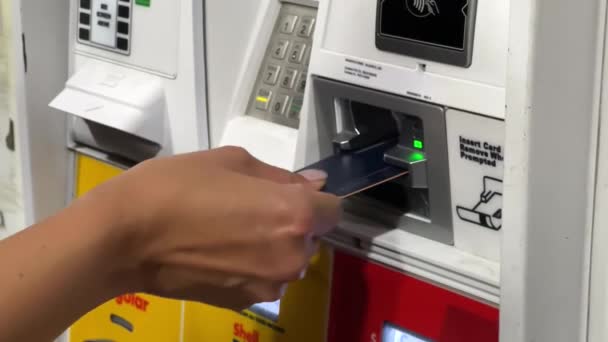 Usando Cartão Crédito Bomba Posto Gasolina Como Preços Sobem Mão — Vídeo de Stock