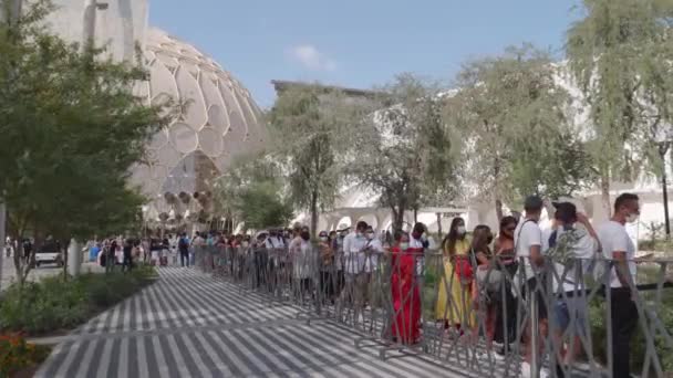 Een Grote Rij Mensen Bij Ingang Van Het Paviljoen Dubai — Stockvideo