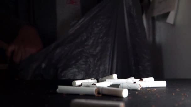 Fekete Leszokott Dohányzásról Eldobta Összes Cigarettáját Egy Zacskóba Dohányzásról Való — Stock videók