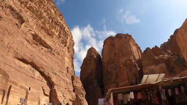 Observando Nuvens Passarem Acima Dos Turistas Túmulos Antigos Petra Jordânia — Vídeo de Stock