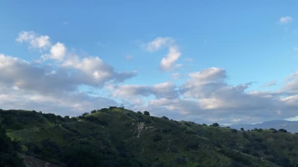 Abendblick Von Einem Bergwanderweg Der Seite Eines Berges Während Langsam — Stockvideo