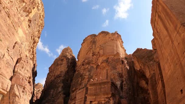 Petra Ürdün Deki Kumtaşı Uçurumlarının Üzerindeki Bulutlara Antik Mezarlara Bakıyorum — Stok video