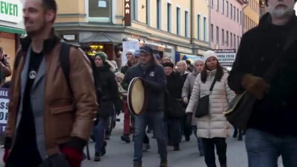 Gente Marcia Con Segni Nella Protesta Regolamento Covid Colpo Statico — Video Stock