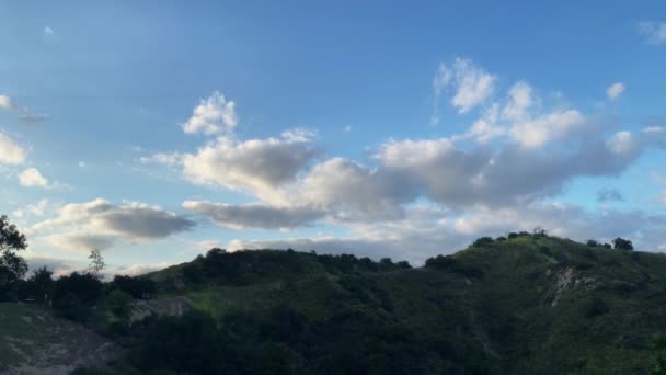 美国加利福尼亚州洛杉矶 当白云弥漫在天空时 从山上的远足小径上看到的夜景 — 图库视频影像