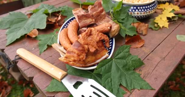 Horní Pohled Zdobený Piknikový Stůl Klobásou Slaninou Zeleninou Brambory Mrkví — Stock video