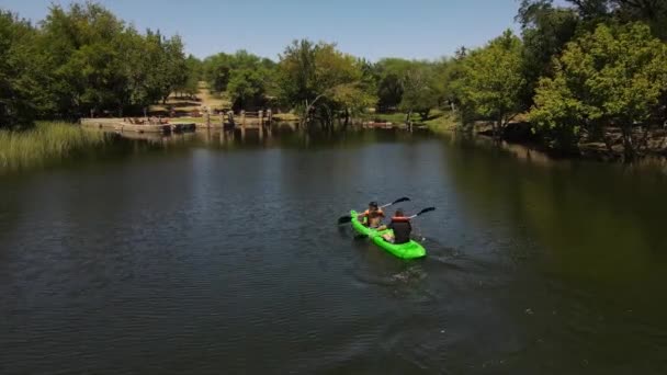 Back View Couple Kayaking River Shore Cordoba Argentina Aerial Tracking — Stock Video
