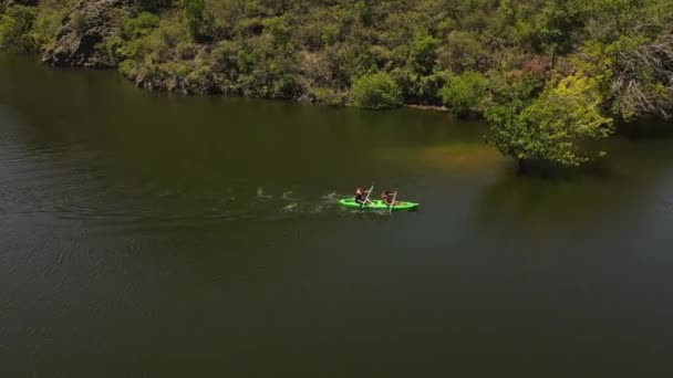 Couple Kayaking River Cordoba Argentina Aerial Orbiting — Vídeo de Stock