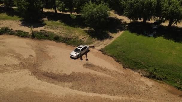 Grijze Auto Vast Zand Cordoba Argentinië Omcirkeling Van Bovenaf Vanuit — Stockvideo