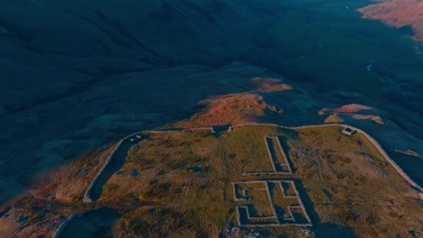 Hardknott Pass Lake District Unesco National Park Aerial Sunrise Pull — стоковое видео