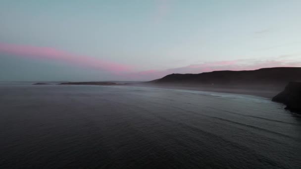 Aérien Slow Pan Travers Mer Calme Sombre Regardant Vers Plage — Video