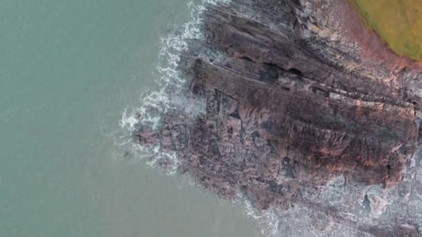 Aerial Vuele Arriba Hacia Abajo Largo Costa Dentada Roca Rhossili — Vídeos de Stock