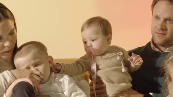 Jong Paar Met Hun Kinderen Voor Camera — Stockvideo