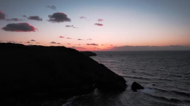 Silueta Odhaluje Skalnaté Pobřeží Růžové Mraky Bluepool Gower Drone — Stock video