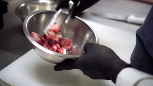 Ręce Szefa Kuchni Przygotowujące Mieszające Przyprawy Mięsem Przy Użyciu Rękawic — Wideo stockowe
