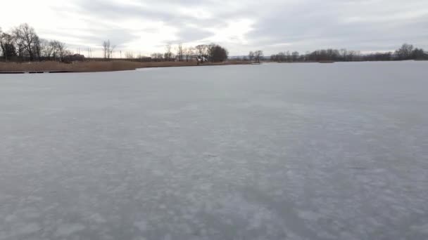 Flight Frozen Lake Breaking Ice Rural Village Poland Aerial Videography — Vídeos de Stock