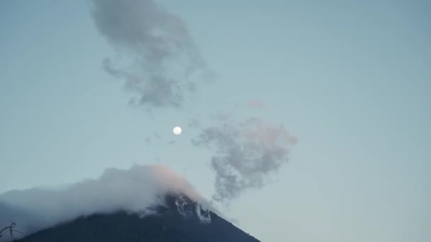 Luna Che Sorge Sopra Picco Vulcano Nascosto Spesso Strato Nuvole — Video Stock