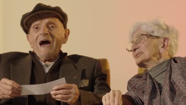 Пара Пожилых Людей Разговаривают Камерой — стоковое видео