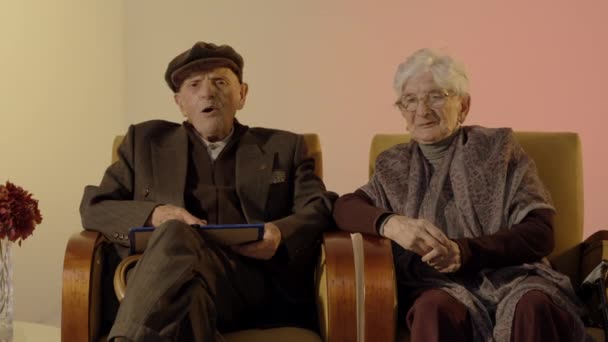 Пара Пожилых Людей Беседуют Интервью — стоковое видео