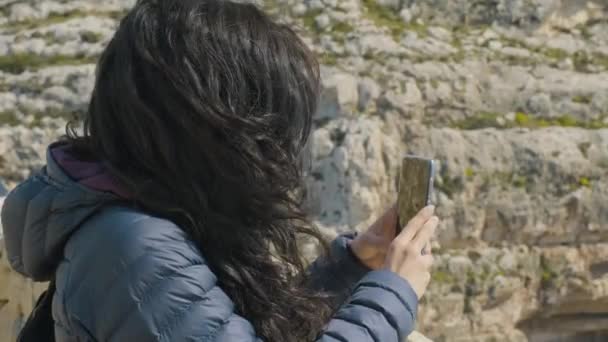Młoda Kobieta Filmująca Smartfonem Podczas Plenerowej Przygody Skalistym Krajobrazem Tle — Wideo stockowe