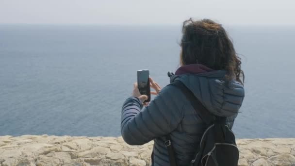 Young Woman Filming Her Smart Phone Front See Outdoor Expedition — Stok video