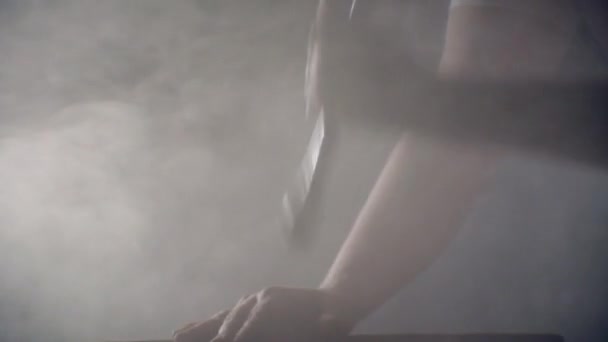 在雾蒙蒙的戏剧性气氛中 铁锤击中了一个大钉子 — 图库视频影像