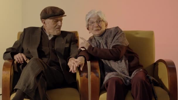 Couple Aîné Parle Caméra Montrer Des Signes Amour — Video