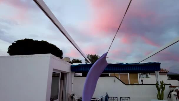 Одеяло Висящее Воздухе Ветру Высохнуть Прачечная Крыше Красочное Небо Закате — стоковое видео