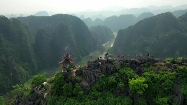 Drone Utsikt Passerar Genom Ninh Binh Mua Grottor Attraktion Med — Stockvideo