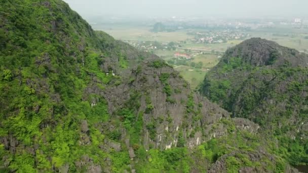 Drönare Utsikt Över Omkringliggande Bergen Nitton Binh Området — Stockvideo