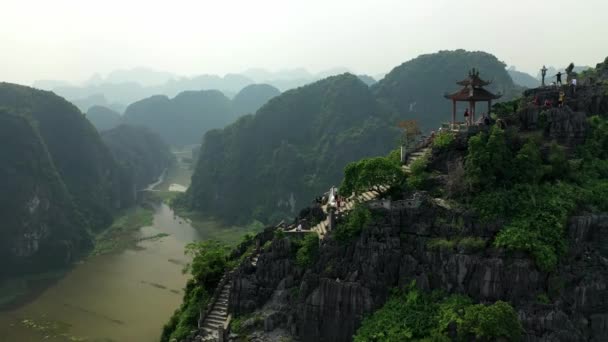 Drone Flyger Bakåt Monumentet Toppen Berget Asien Turist Rea Omgiven — Stockvideo