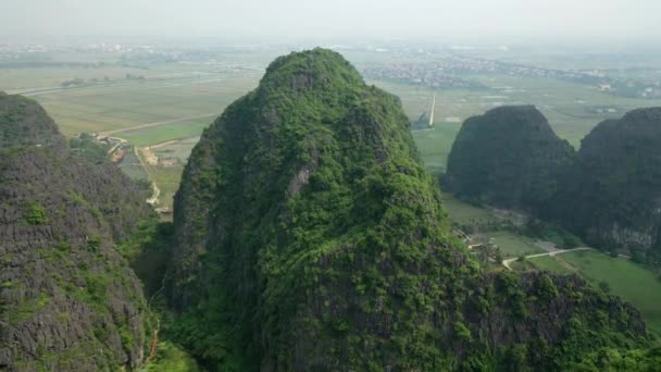 Drone Flying Thru Mountains Ninh Binh Rea Vietnam Asia — Stockvideo