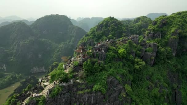 Drone View Monument Top Mountain Full Tourist Surrounded Vallew Tall — Vídeo de Stock