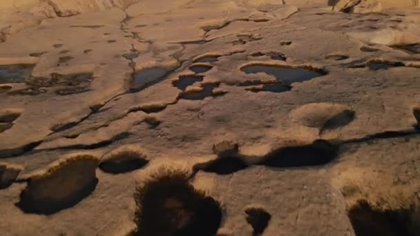 马耳他 在夕阳西下美丽的阳光下 一个有着巨大扁平岩石的海滨风景的近景 无人机画面 — 图库视频影像