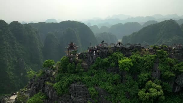 Drone Visa Omloppsbana Läge Ett Monument Toppen Berget Asien — Stockvideo