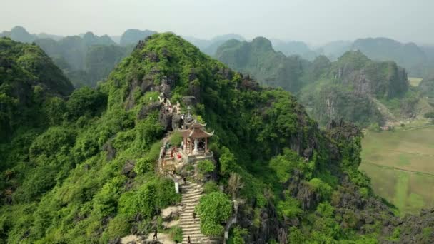 Drone Vooruit Met Uitzicht Het Monument Top Van Berg Azië — Stockvideo