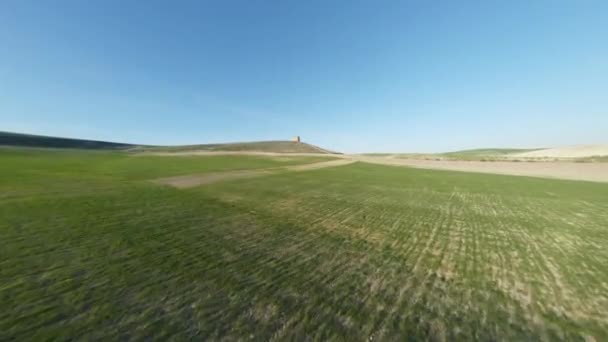 Open Groene Grasveld Buurt Van Mediterrane Platteland Spanje Fpv Luchtdrone — Stockvideo