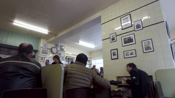 Diners Sat Tables Regency Cafe Westminster March 2022 Low Angle — Vídeo de Stock