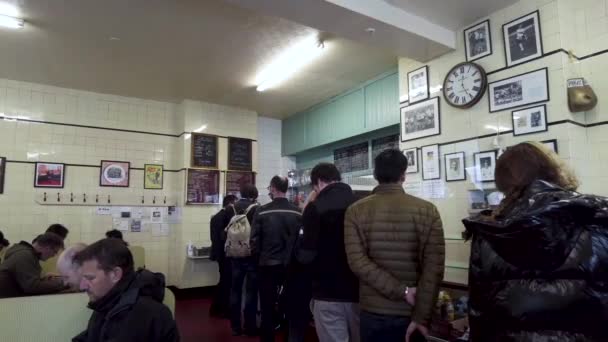 Customers Queuing Line Regency Cafe Westminster March 2022 — Vídeo de Stock