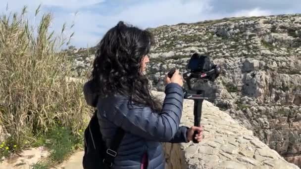 Young Woman Filming Her Camera Greats Outdoor Adventure Rocky Landscape — ストック動画