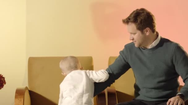 Ung Far Med Sin Søn Sofaen – Stock-video
