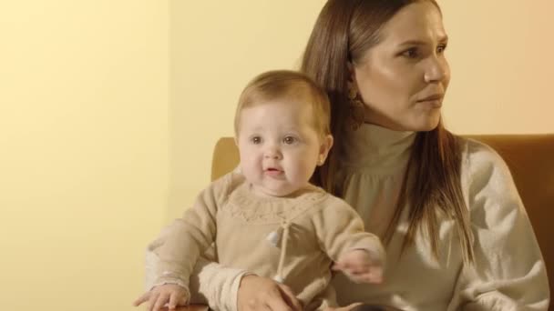 Jovem Casal Com Seu Bebê Filha Masculino Com Sua Filha — Vídeo de Stock