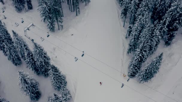 在瑞士Arosa滑雪场滑雪场 一名滑雪者在滑雪场上被空中自上而下的镜头击中 但在入侵乌克兰后 由于对俄罗斯游客的制裁 无人死亡 — 图库视频影像