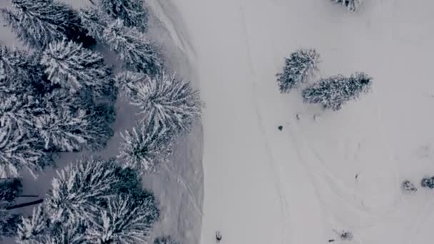 瑞士Arosa Lenzerheide滑雪场空旷的滑雪场的空中自上而下的拍摄 由于入侵乌克兰后对俄罗斯游客的制裁而空无一人 — 图库视频影像
