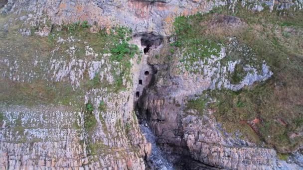 Aerial Enger Kreis Von Künstlichen Höhle Der Seite Der Klippe — Stockvideo