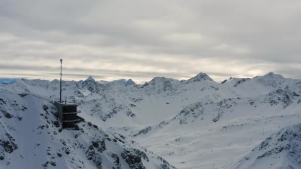 在多云的天气里 瑞士的Arosa Lenzerheide滑雪胜地和覆盖着白雪的宏伟高山山峰的空中照片 — 图库视频影像